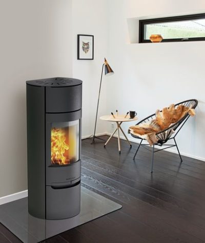 Wiking Luma 6 Black, includes a heat store above the combustion chamber.